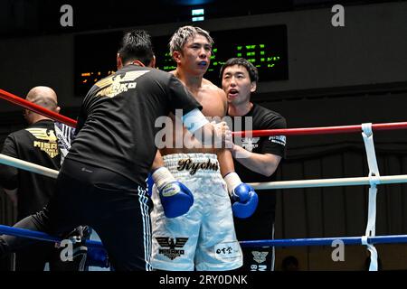 Ryohei Ibuki erhält Anweisungen von Trainerin Kenta Kato, rechts, vor der dritten Runde während des Halbfinalturniers des East Japan Rookie of the Year Tournament Middleweight 2023 in der Korakuen Hall in Tokio, Japan, am 15. September 2023. (Foto: Hiroaki Finito Yamaguchi/AFLO) Stockfoto