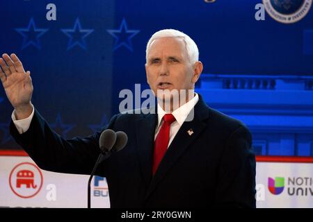 27. September 2023, Simi Valley, Kalifornien, USA: Der ehemalige Vizepräsident MIKE PENCE tritt zu Beginn der Präsidentschaftsdebatte der FOX Business Republican in der Ronald Reagan Presidential Library and Museum auf. (Bild: © POOL-FOTO Robert Hanashiro/USA Today via ZUMA Press) NUR REDAKTIONELLE NUTZUNG! Nicht für kommerzielle ZWECKE! Stockfoto