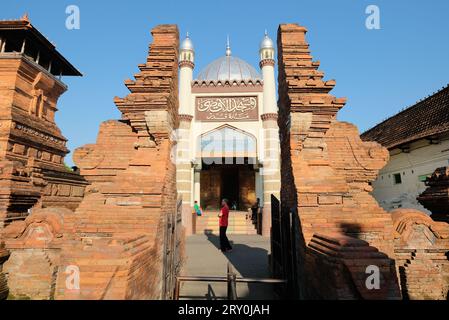 Kudus, Indonesien - 24. September 2023: Masjid Menara Kudus. Architektur der heiligen Turmmoschee Stockfoto