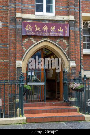 London, UK - 11. Mai 2023 : Eingang zum London Fo Guang Shan Temple. Es wurde 1992 gegründet und ist auch als internationaler buddhistischer Fortschritt bekannt Stockfoto