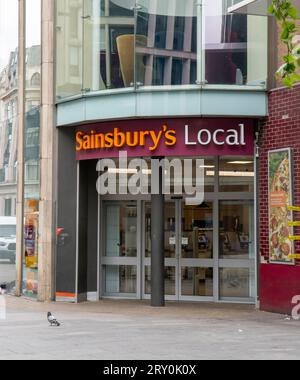 London, Großbritannien - 8. Mai 2023 : das Äußere eines sainsbury's Supermarktes in London. J Sainsbury plc, das als Sainsbury's gehandelt wird, ist die zweitgrößte Kette Stockfoto