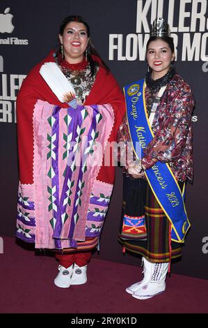 (L-R) Osage Nation Prinzessinnen Gianna 'Gigi' Sieke und Lawren 'Lulu' Goodfox besuchen Apples 'Killers of the Flower Moon' New York Premiere in Alice Tully Hall, Lincoln Center in New York, NUY, 27. September 2023. (Foto: Anthony Behar/SIPA USA) Stockfoto