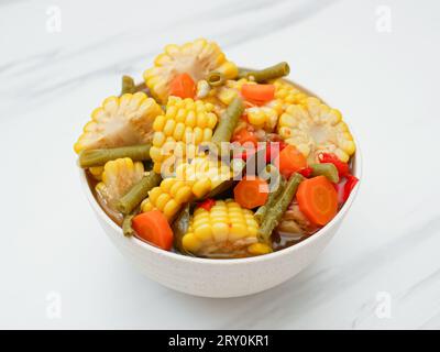 Sayur asem ist eine indonesische Gemüsesuppe. Es ist ein beliebtes südostasiatisches Gericht, bestehend aus Gemüse in Tamarindensuppe. Stockfoto