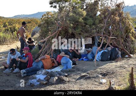 26. September 2023, Jacumba Hot Springs, Kalifornien, USA: Große Gruppen von Asylsuchenden kommen in einem provisorischen Lager nahe der Wüste Jacumba Hot Springs an, einem unberührten Gebiet, nachdem sie von Mexiko in die Vereinigten Staaten östlich von San Diego überquert wurden. Migranten kommen weiterhin auf Wüstencampingplätzen entlang der Grenze zwischen den USA und Mexiko an, während sie darauf warten, von der US Border Patrol in Zelten aus Baumzweigen verarbeitet zu werden. (Bild: © Carlos A. Moreno/ZUMA Press Wire) NUR REDAKTIONELLE VERWENDUNG! Nicht für kommerzielle ZWECKE! Stockfoto