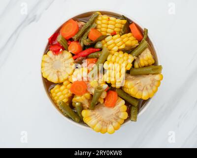 Sayur asem ist eine indonesische Gemüsesuppe. Es ist ein beliebtes südostasiatisches Gericht, bestehend aus Gemüse in Tamarindensuppe. Stockfoto