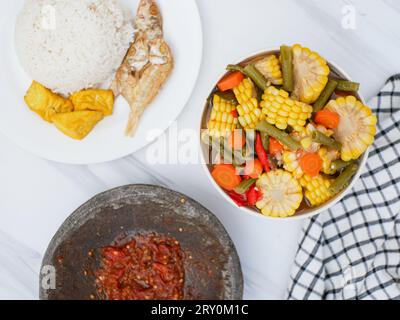 Sayur asem ist eine indonesische Gemüsesuppe. Es ist ein beliebtes südostasiatisches Gericht, bestehend aus Gemüse in Tamarindensuppe. Stockfoto