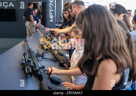 Die Menschen untersuchen Waffen. Das Teknofest (Luftfahrt-, Raumfahrt- und Technologiefestival) begann in Izmir. Vor allem Schüler aus Schulen zeigten großes Interesse an dem Festival, das am ersten Tag eine große Beteiligung erregte. (Foto: Murat Kocabas/SOPA Images/SIPA USA) Stockfoto