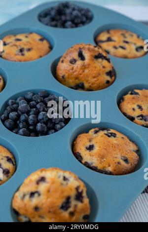 Frisch gebackene Blaubeer-Muffins. Leckerer süßer Cupcake. Gebäck hausgemachte Nachspeise. Beerenkuchen in Silikon-Muffindose. Gesunde vegane Cupcakes mit Bio-Beeren in wiederverwendbaren Siliziumformen gebacken Stockfoto