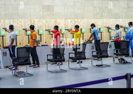 (230928) -- HANGZHOU, 28. September 2023 (Xinhua) -- Athleten treten während der 10m Luftpistole des Men's Team an den 19. Asiatischen Spielen in Hangzhou, Ostchinesische Provinz Zhejiang, 28. September 2023. (Xinhua/Sun Fei) Stockfoto