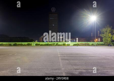 28. September 2023, Niedersachsen, Wolfsburg: Das Markenhochhaus im Stammwerk von Volkswagen erscheint am frühen Morgen fast völlig dunkel. Eine IT-Fehlfunktion hat die zentrale Infrastruktur des Volkswagen Konzerns gelähmt. Foto: Moritz Frankenberg/dpa Stockfoto