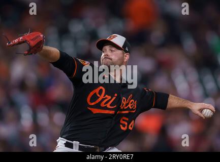 BALTIMORE, MD - SEPTEMBER 27: Der Baltimore Orioles Relief Pitcher Danny Coulombe (54) spielt während eines MLB-Spiels zwischen den Baltimore Orioles und den Washington Nationals am 27. September 2023 im Orioles Park bei Camden Yards in Baltimore, Maryland. (Foto: Tony Quinn/SipaUSA) Stockfoto