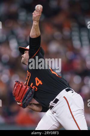 BALTIMORE, MD - SEPTEMBER 27: Der Baltimore Orioles Relief Pitcher Danny Coulombe (54) spielt während eines MLB-Spiels zwischen den Baltimore Orioles und den Washington Nationals am 27. September 2023 im Orioles Park bei Camden Yards in Baltimore, Maryland. (Foto: Tony Quinn/SipaUSA) Stockfoto