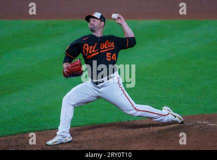 BALTIMORE, MD - SEPTEMBER 27: Baltimore Orioles Relief Pitcher Danny Coulombe (54) auf dem Hügel während eines MLB-Spiels zwischen den Baltimore Orioles und den Washington Nationals am 27. September 2023 im Orioles Park bei Camden Yards in Baltimore, Maryland. (Foto: Tony Quinn/SipaUSA) Stockfoto