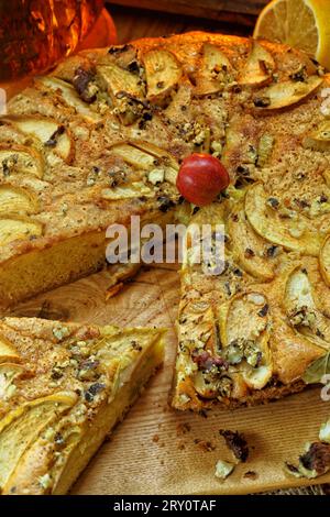 Apfelkuchen aus Omelade. Köstliches Frühstück mit Charlotte und Tee. Stockfoto