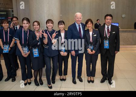 21. Mai 2023 - Hiroshima, Japan - Präsident Joe Biden posiert für Fotos mit Hotelmitarbeitern des G7 Summit, Sonntag, 21. Mai 2023, im Grand Prince Hotel in Hiroshima, Japan. (Bild: © Adam Schultz/White House/ZUMA Press Wire) NUR REDAKTIONELLE VERWENDUNG! Nicht für kommerzielle ZWECKE! Stockfoto