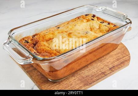 Kirschtorten mit Vanille, Kirschlikör und Himbeeren. Stockfoto