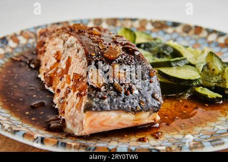 Lachsstücke glasiert mit Bier und Ahornsirup. Nahaufnahme. Stockfoto