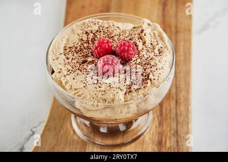 Schokoladencreme mit Whiskey- und Kaffeearoma, mit Whiskey- und Kaffeebesahne. Nahaufnahme. Stockfoto