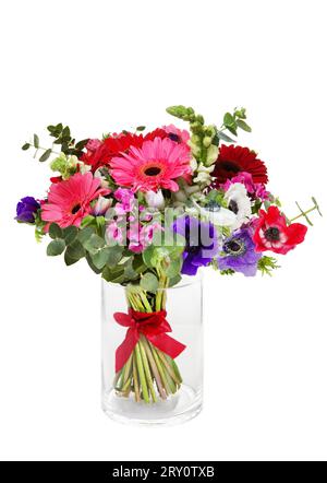 Wunderschöner riesiger Blumenstrauß aus roten und rosafarbenen Gerberas in Vase auf weißem Hintergrund. Stockfoto