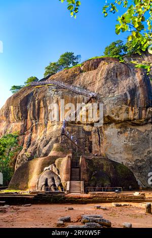 Aufstieg auf den Gipfel des Berges zur antiken Festung Sigiriya. Sri Lanka Stockfoto