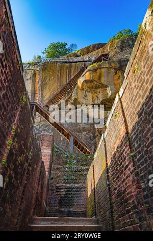 Aufstieg auf den Gipfel des Berges zur antiken Festung Sigiriya. Sri Lanka Stockfoto