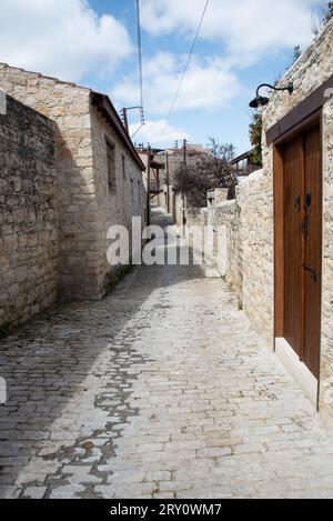 Steiniger Fußweg, der ein traditionelles Dorf durchquert. Steinerne Häuser mit Holztüren. Alte Architektur. Stockfoto