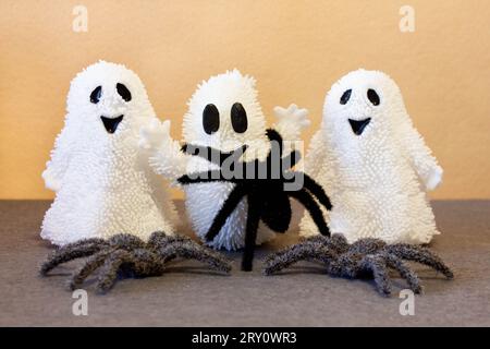 Glückliche Geister mit Spinnen, die an Halloween Trick oder Leckerbissen feiern. Stockfoto