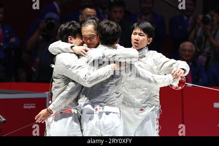 (230928) -- HANGZHOU, 28. September 2023 (Xinhua) -- Team China feiert nach dem Halbfinale des Men's Sabre Team of Fechten bei den 19. Asienspielen in Hangzhou, Ostchinesische Provinz Zhejiang, 28. September 2023. (Xinhua/Yang Lei) Stockfoto