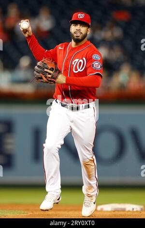 Washington Nationals zweiter Baseman Luis Garcia (2) wirft den Ball im zweiten Spiel eines Doppelkopfs zwischen den Atlanta Braves und Washington Nationa Stockfoto