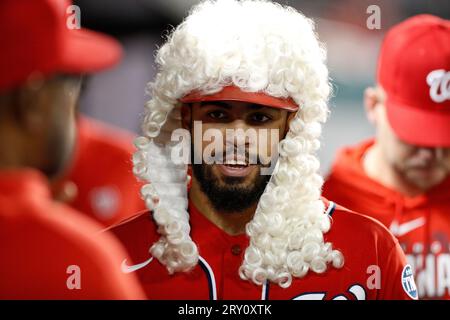 Luis Garcia (2), zweiter Baseman der Washington Nationals, feiert einen Heimlauf im sechsten Inning im zweiten Spiel eines Doppelkopfs zwischen den Atlanta Bra Stockfoto