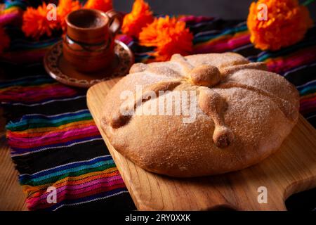 Pan de Muerto. Typisch mexikanisches Süßbrot, das in der Zeit des Todes verzehrt wird. Es ist ein Hauptelement in den Altären und Opfergaben in Stockfoto