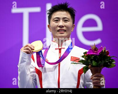 (230928) -- HANGZHOU, 28. September 2023 (Xinhua) -- Li Yueyao aus China nimmt an der Preisverleihung für die Frauen 52kg Wushu bei den 19. Asienspielen in Hangzhou, Ostchinesische Provinz Zhejiang, 28. September 2023 Teil. (Xinhua/Jiang Han) Stockfoto