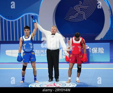 (230928) -- HANGZHOU, 28. September 2023 (Xinhua) -- He Feng (L) aus China gewinnt das 70kg-Finale der Männer von Wushu bei den 19. Asienspielen in Hangzhou, ostchinesische Provinz Zhejiang, 28. September 2023. (Xinhua/Li Yibo) Stockfoto