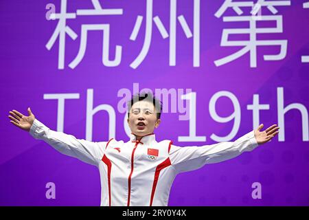 (230928) -- HANGZHOU, 28. September 2023 (Xinhua) -- Li Yueyao aus China nimmt an der Preisverleihung für die Frauen 52kg Wushu bei den 19. Asienspielen in Hangzhou, Ostchinesische Provinz Zhejiang, 28. September 2023 Teil. (Xinhua/Jiang Han) Stockfoto
