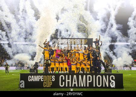 27. September 2023, Los Angeles, Kalifornien, USA: Tigres UANL Spieler feiern mit der Trophäe nach ihrem Sieg gegen den Los Angeles FC während des Campeones Cup im BMO Stadium am Mittwoch, den 27. September 2023 in Los Angeles. Die Tigres UANL gewannen 1:0. (Bild: © Ringo Chiu/ZUMA Press Wire) NUR REDAKTIONELLE VERWENDUNG! Nicht für kommerzielle ZWECKE! Stockfoto
