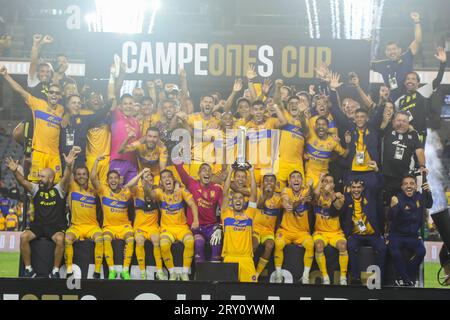 27. September 2023, Los Angeles, Kalifornien, USA: Tigres UANL Spieler feiern mit der Trophäe nach ihrem Sieg gegen den Los Angeles FC während des Campeones Cup im BMO Stadium am Mittwoch, den 27. September 2023 in Los Angeles. Die Tigres UANL gewannen 1:0. (Bild: © Ringo Chiu/ZUMA Press Wire) NUR REDAKTIONELLE VERWENDUNG! Nicht für kommerzielle ZWECKE! Stockfoto