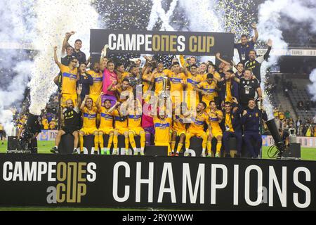 27. September 2023, Los Angeles, Kalifornien, USA: Tigres UANL Spieler feiern mit der Trophäe nach ihrem Sieg gegen den Los Angeles FC während des Campeones Cup im BMO Stadium am Mittwoch, den 27. September 2023 in Los Angeles. Die Tigres UANL gewannen 1:0. (Bild: © Ringo Chiu/ZUMA Press Wire) NUR REDAKTIONELLE VERWENDUNG! Nicht für kommerzielle ZWECKE! Stockfoto