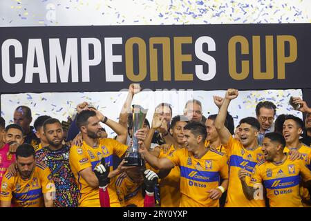 27. September 2023, Los Angeles, Kalifornien, USA: Tigres UANL Spieler feiern mit der Trophäe nach ihrem Sieg gegen den Los Angeles FC während des Campeones Cup im BMO Stadium am Mittwoch, den 27. September 2023 in Los Angeles. Die Tigres UANL gewannen 1:0. (Bild: © Ringo Chiu/ZUMA Press Wire) NUR REDAKTIONELLE VERWENDUNG! Nicht für kommerzielle ZWECKE! Stockfoto