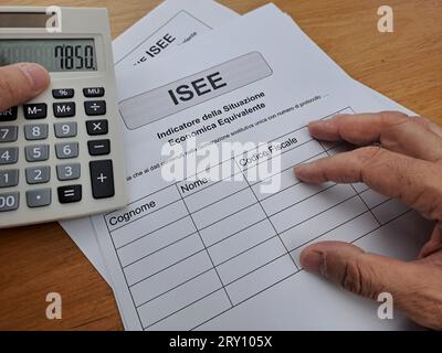 ISEE mit niedrigem Einkommen. Gedruckte Form, ISEE-Präsentation in Papierform. Stockfoto