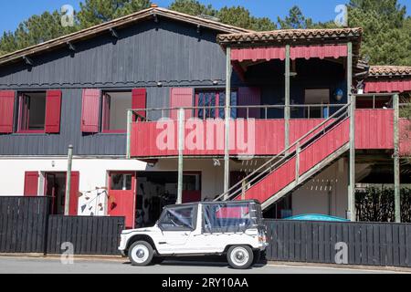 Bordeaux , Frankreich - 09 22 2023 : Citroen Mehari altes Retro Beach Cabriolet Fahrzeug vorne rot schwarz Haus in der Stadtstraße in Frankreich Stockfoto