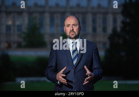 London, Vereinigtes Königreich. September 28 2023. Verkehrsminister Richard Holden ist in Westminster zu sehen, wie er in Frühstücksshows auftritt. Credit: Tayfun Salci / Alamy Live News Stockfoto