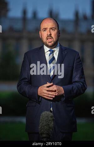 London, Vereinigtes Königreich. September 28 2023. Verkehrsminister Richard Holden ist in Westminster zu sehen, wie er in Frühstücksshows auftritt. Credit: Tayfun Salci / Alamy Live News Stockfoto