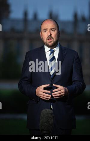 London, Vereinigtes Königreich. September 28 2023. Verkehrsminister Richard Holden ist in Westminster zu sehen, wie er in Frühstücksshows auftritt. Credit: Tayfun Salci / Alamy Live News Stockfoto