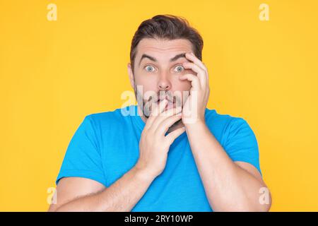 Emotional ängstlicher Mann schaut mit erschrockenem Ausdruck, nervös, zeigt Phobie. Menschliche Reaktion und Emotionen. Hoppla. Nahaufnahme einer traurigen, verängstigten Mutter Stockfoto