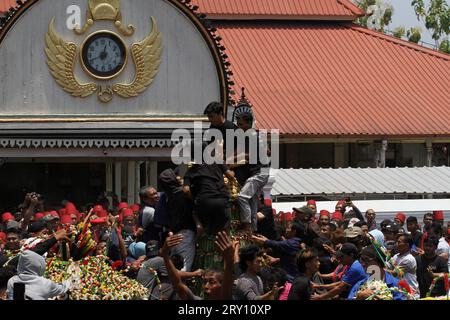 28. September 2023, Yogyakarta, spezielle Region von Yogyakarta, Indonesien: Die Menschen kämpfen um den 'Gunungan', ein Opfer in Form eines Berges, während der Grebeg-Maulud-Zeremonie zum Gedenken an den Geburtstag des Propheten Mohammed in der Großen Moschee von Kauman, Yogyakarta. (Bild: © Angga Budhiyanto/ZUMA Press Wire) NUR REDAKTIONELLE VERWENDUNG! Nicht für kommerzielle ZWECKE! Quelle: ZUMA Press, Inc./Alamy Live News Stockfoto