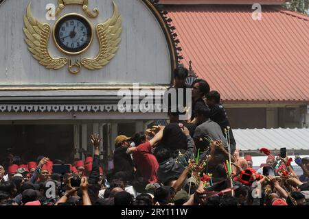 28. September 2023, Yogyakarta, spezielle Region von Yogyakarta, Indonesien: Die Menschen kämpfen um den 'Gunungan', ein Opfer in Form eines Berges, während der Grebeg-Maulud-Zeremonie zum Gedenken an den Geburtstag des Propheten Mohammed in der Großen Moschee von Kauman, Yogyakarta. (Bild: © Angga Budhiyanto/ZUMA Press Wire) NUR REDAKTIONELLE VERWENDUNG! Nicht für kommerzielle ZWECKE! Quelle: ZUMA Press, Inc./Alamy Live News Stockfoto