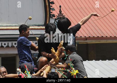 28. September 2023, Yogyakarta, spezielle Region von Yogyakarta, Indonesien: Die Menschen kämpfen um den 'Gunungan', ein Opfer in Form eines Berges, während der Grebeg-Maulud-Zeremonie zum Gedenken an den Geburtstag des Propheten Mohammed in der Großen Moschee von Kauman, Yogyakarta. (Bild: © Angga Budhiyanto/ZUMA Press Wire) NUR REDAKTIONELLE VERWENDUNG! Nicht für kommerzielle ZWECKE! Quelle: ZUMA Press, Inc./Alamy Live News Stockfoto