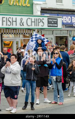 Southend United feierte den Aufstieg zur League One mit einer offenen Busparade durch die Stadt. Fans feiern vor dem Seafront Chip Shop Stockfoto