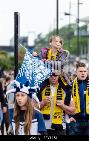 Southend United feierte den Aufstieg zur League One mit einer offenen Busparade durch die Stadt und entlang der Küste. Fans feiern Stockfoto