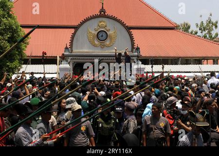 28. September 2023, Yogyakarta, spezielle Region von Yogyakarta, Indonesien: Die Menschen kämpfen um den 'Gunungan', ein Opfer in Form eines Berges, während der Grebeg-Maulud-Zeremonie zum Gedenken an den Geburtstag des Propheten Mohammed in der Großen Moschee von Kauman, Yogyakarta. (Bild: © Angga Budhiyanto/ZUMA Press Wire) NUR REDAKTIONELLE VERWENDUNG! Nicht für kommerzielle ZWECKE! Quelle: ZUMA Press, Inc./Alamy Live News Stockfoto